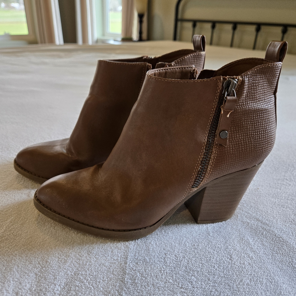 Universal Thread Brown Textured Heel Ankle Booties